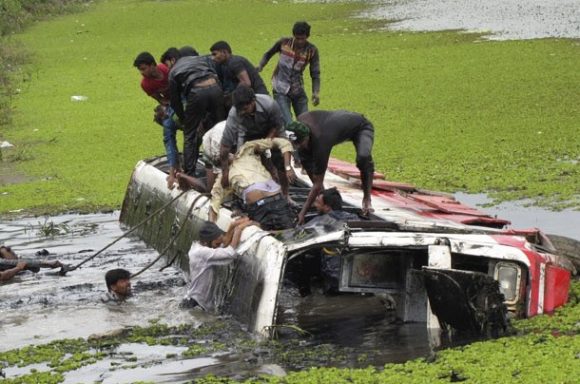 Equipes de resgate trabalham nesta terça-feira (23) no Lago Vishwa Samudra, na Índia (Foto: AP)