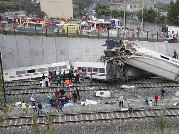 Descarrilamento de trem de passageiros em Santiago de Compostela, no noroeste da Espanha, deixou 78 mortos na última quarta-feira (Foto: Oscar Corral/EFE)