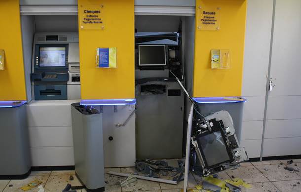 Três caixas eletrônicos foram completamente destruídos após explosão - Foto: Ricardo Costa / AGORA MT