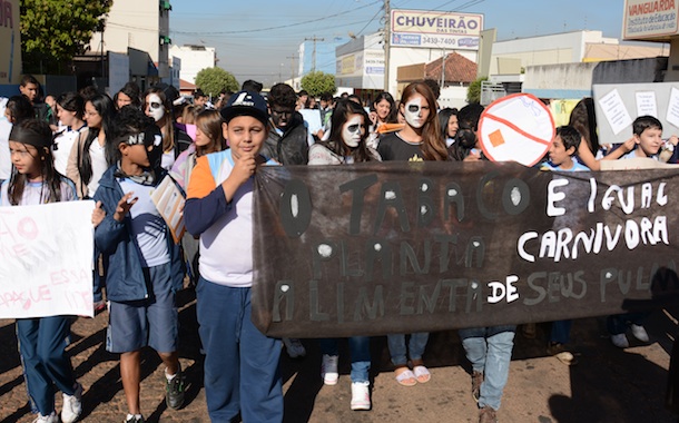 Imagem: Alunos na caminhada contra o tabagismo - Foto: Varlei Cordova/AGORA MT