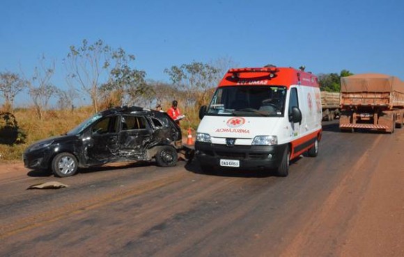 O carro em que as vítimas estavam, ficou parcialmente destruído - Foto: Ricardo Costa / AGORA MT