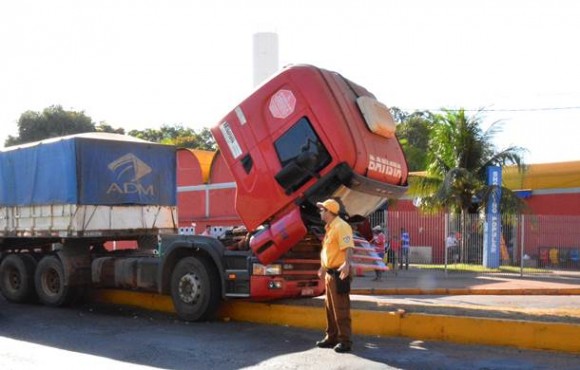A carreta ficou travada no canteiro - Foto: Ricardo Costa / AGORA MT