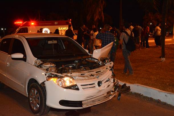 Imagem: Com a colisão a frente do carro foi arrancada  - Foto: Ricardo Costa/AGORA MT