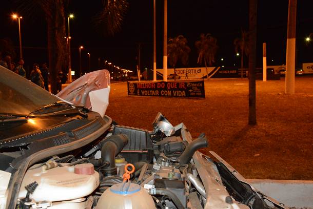 Imagem: Com o impacto a frente do carro foi arrancada - Foto: Ricardo Costa/AGORA MT