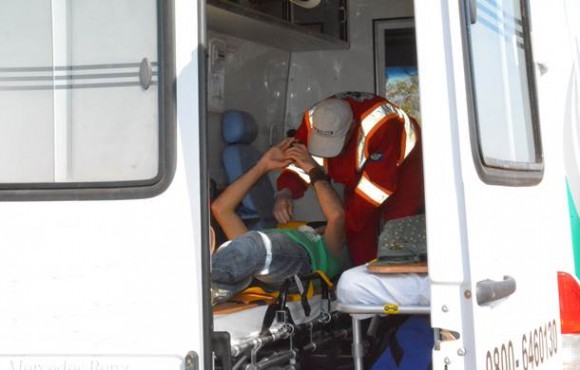 Homem ferido no acidente no Anel Viário é socorrido - Foto: Ricardo Costa / aGORA MT