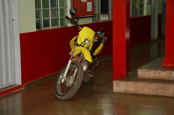 Moto utilizada Deyvid Barros e Ari Matos foi deixada no pátio da escola - Foto: Ricardo Costa / AGORA MT