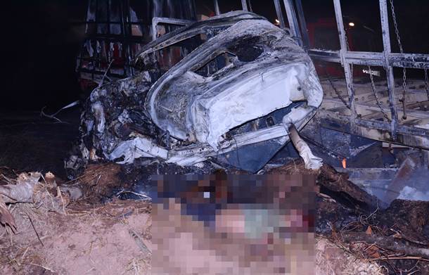 Imagem: O motorista da carreta que transportava vergalhões de ferro  deve parte do corpo queimado