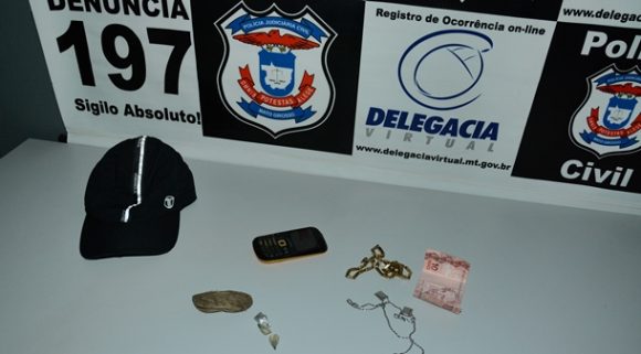 Objetos e dinheiro que estavam com o menor - Foto: Ronaldo Teixeira / AGORA MT