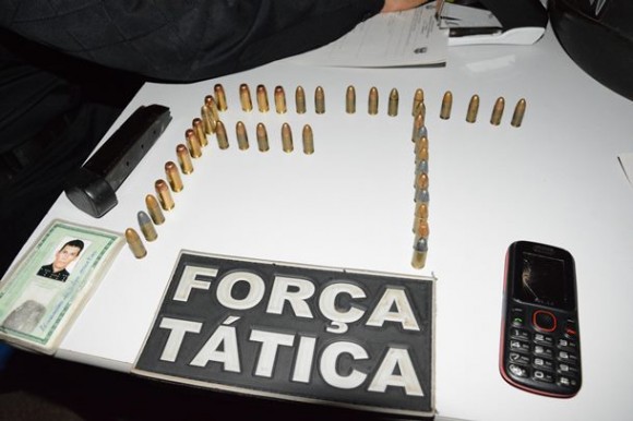 Ao todo, quarenta munições foram apreendidas com os jovens - Foto: Ronaldo Teixeira/AGORA MT