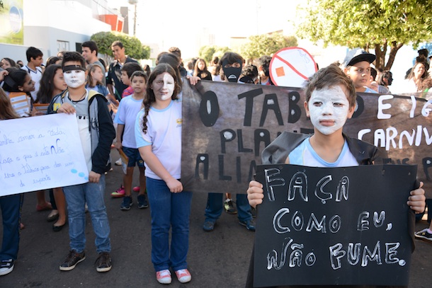 Imagem: Alunos com cartazes na caminhada contra o tabagismo - Foto:Varlei Cordova/AGORA MT