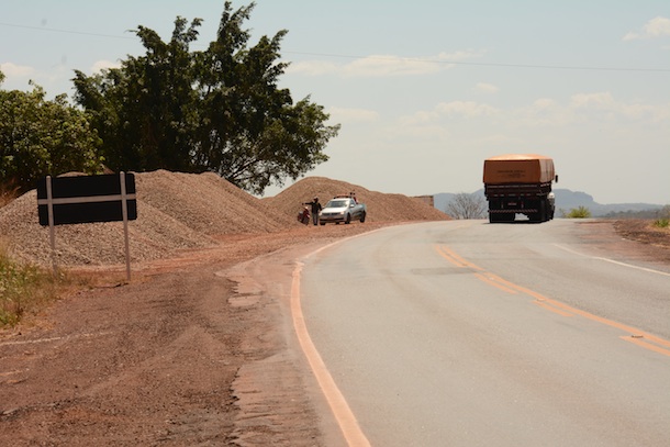 Imagem: Monte de pedra na beira da rodovia – Foto: Varlei Cordova/AGORA MT