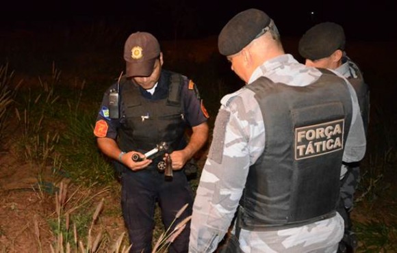 Policiais Militares examinam revólver calibre 38 utilizado no roubo - Foto: Ricardo Costa / AGORA MT
