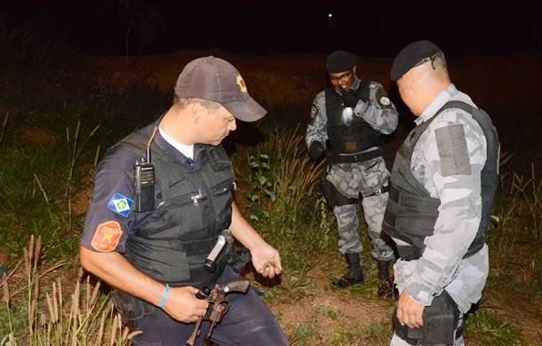Imagem: Policiais Militares fazem busca atrás da garrucha usada no roubo