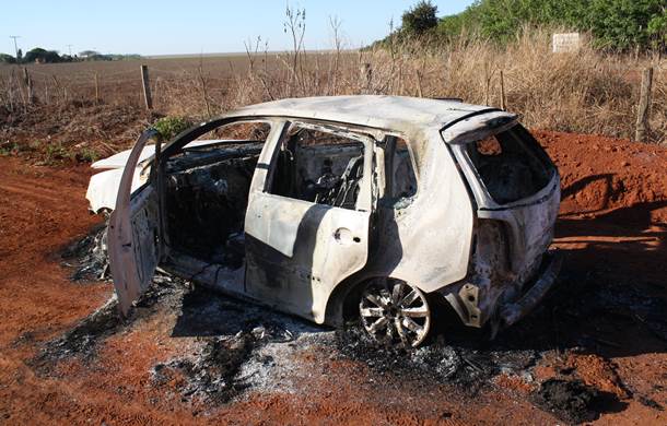 Um Volkswagem Polo foi abandonado e queimado após a fuga - Foto: Ricardo Costa / AGORA MT