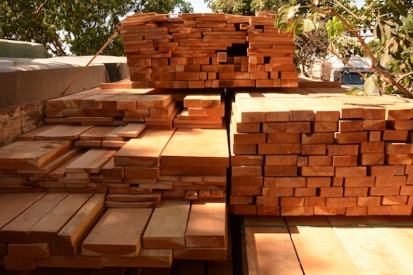A madeira apreendida é diferente do tipo de material registrado na Nota Fiscal – Foto: Varlei Cordova/AGORA MT
