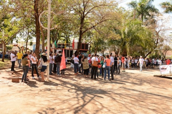 Concentração dos professores na Praça Brasil - Foto: Varlei Cordova / AGORA MT