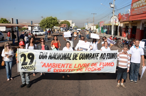Imagem: Membros do CAPS-AD participam da caminhada contra o tabagismo - Foto: Varlei Cordova/AGORA MT