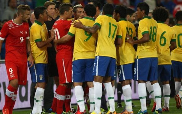 Jogadores brasileiros discutem com suíços após falta dura de Neymar (Foto: Bruno Domingos/Mowa Press)