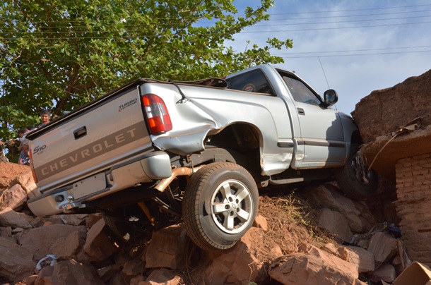 A caminhonete ficou parcialmente destruída - Foto: Ricardo Costa / AGORA MT