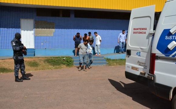 Momento em que os presos saiam do Cisc para entrar na viatura - Foto: Ricardo Costa / AGORA MT