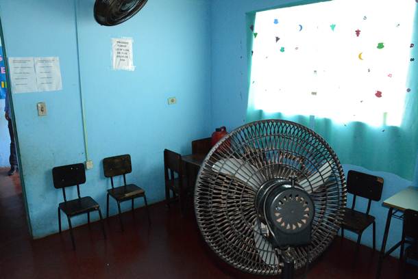 Imagem: Sala para aula do maternal, com apenas ventilador de chão em funcionamento – Foto: Ricardo Costa/AGORA MT