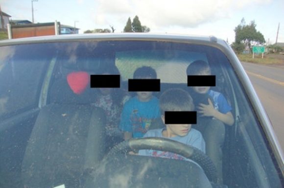 Carro foi parado após polícia flagrar criança de 11 anos dirigindo - Foto:  Divulgação/PRF SC
