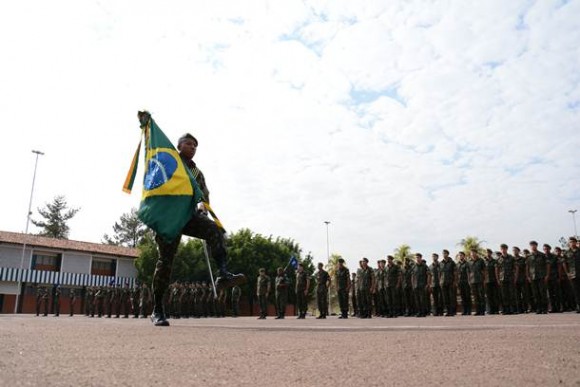 Durante a cerimônia foi prestado juramento a bandeira – Foto: Ronaldo Teixeira/AGORA MT