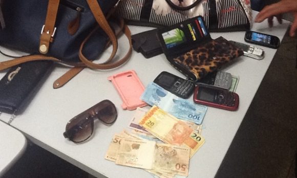 Objetos e dinheiro encontrado com a dupla - Foto: Ronaldo Teixeira / AGORA MT