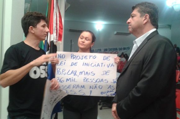 Manifestante cobram atitudes do deputado - Foto: Wlly Garcês / AGORA MT
