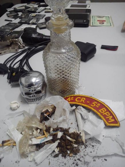 Objetos que foram apreendidos com os suspeitos - Foto: assessoria / PM