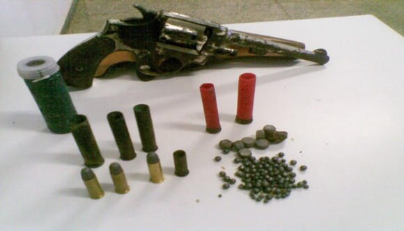 Arma e munições encontrados com o suspeito - Foto: assessoria