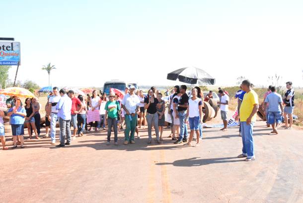 Imagem: Pais, alunos e professores em bloqueio na BR – Foto: Ricardo Costa/AGORA MT