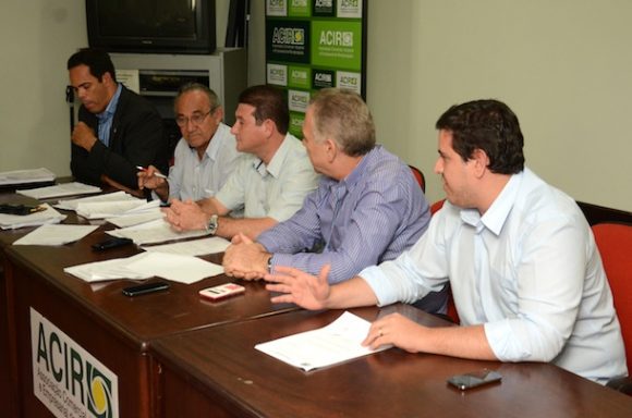 Os vereadores explicaram os projetos para os empresários – Foto: Varlei Cordova/AGORA MT