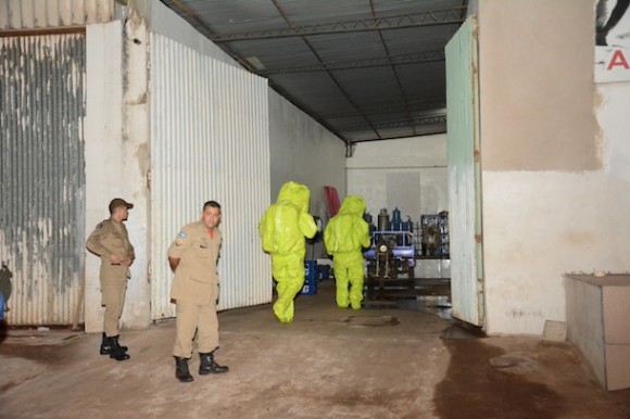 Bombeiros com roupas apropriadas para entrar no estabelecimento comercial - Foto: Varlei Cordova / AGORA MT