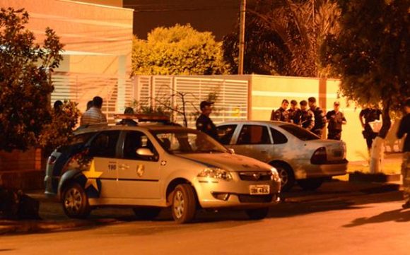 PM continua cerco a residência onde dois bandidos fazem de reféns  sete pessoas - Foto: Varlei Cordova /  AGORA MT
