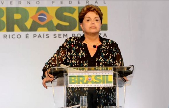Dilma discursa para os presentes - Foto: Varlei Cordova / AGORA MT