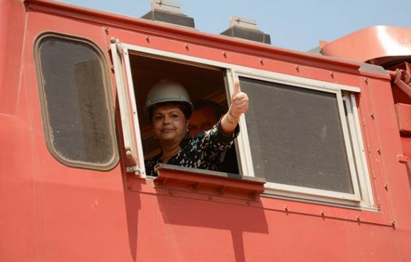 A presidente inicia pequena viagem na locomotiva da ALL - Foto: Varlei Cordova / AGORA MT