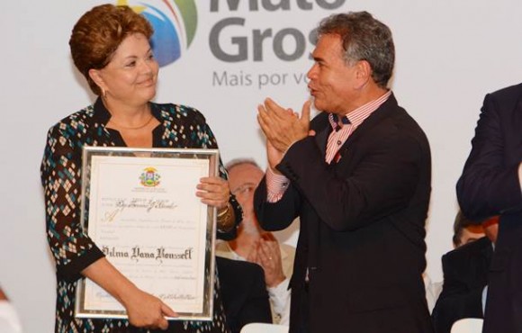 Dilma recebe título de cidadã mato-grossense das mãos do deputado Jota Barreto - Foto: Varlei Cordova / AGORA MT