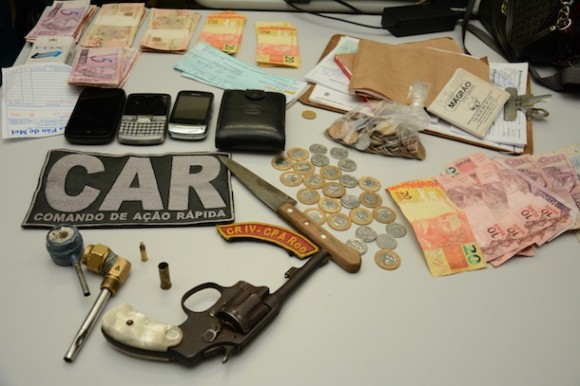 Dinheiro e arma recuperado - Foto: Varlei Cordova / AGORA MT