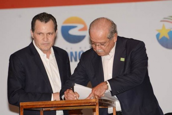 Ministro César Borges assina ordem de serviço - Foto: Varlei Cordova / AGORA MT