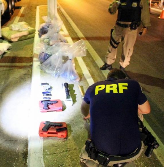 Material e drogas apreendidas - Foto: assessoria / PRF