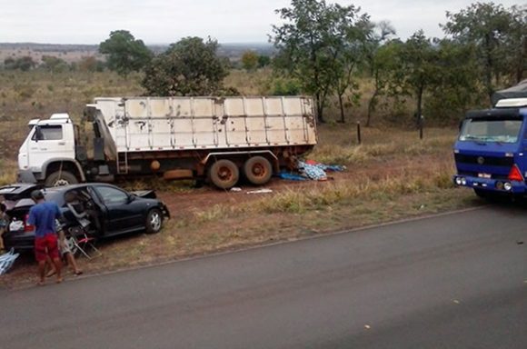 Motorista de caminhão caçamba atropelou e matou duas crianças que dormiam às margens da rodovia. (Foto: Bombeiros/Barra do Garças)