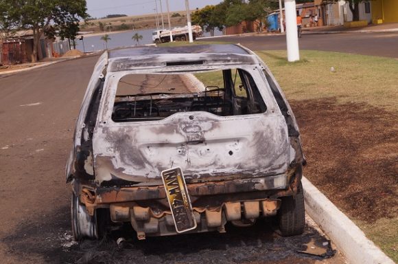 O carro ficou totalmente destruído - Foto: Aparecido Marden/AGORA MT