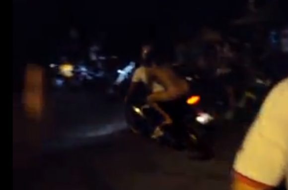 mulher nua em moto a noite