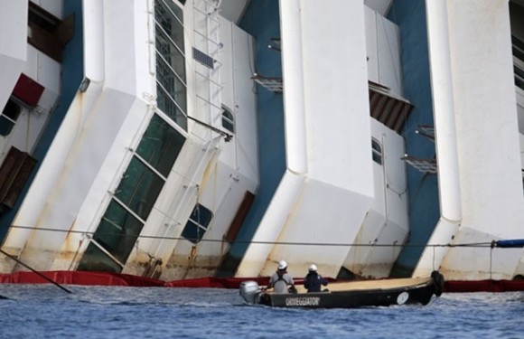 Equipes trabalham na operação para levantar o navio Costa Concórdia, nesta segunda-feira (16) (Foto: Tony Gentile/Reuters)