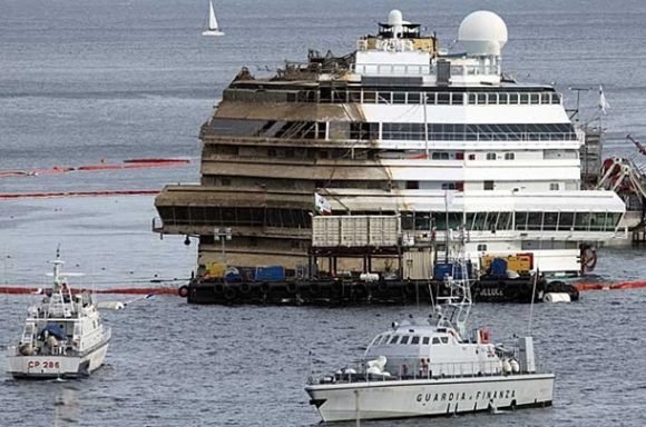 Costa Concordia é reerguido na Itália. (Foto: Andrew Medichini / AP Photo)