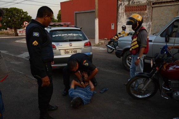 A PM conseguiu prender Divino, que tentou fugir após atropelar o moto-taxista – Foto: Ronaldo Teixeira/AGORA MT