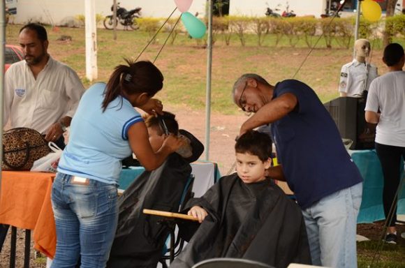 Crianças cortando o cabelo - Foto: Ronaldo Teixeira / AGORA MT 