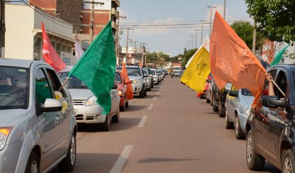 Durante a carreata, os educadores levantavam bandeiras do Sintep - Foto: Ronaldo Teixeira/ AGORA MT