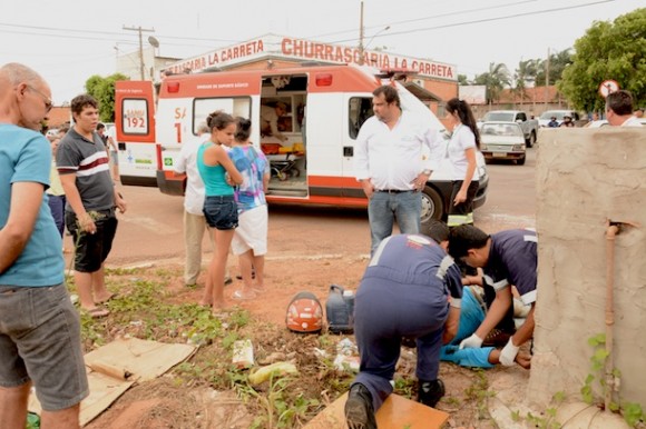 O acidente aconteceu no cruzamento da Avenida Rui Barbosa com a Rua Rosa Bororo – Foto: Varlei Cordova/AGORA MT